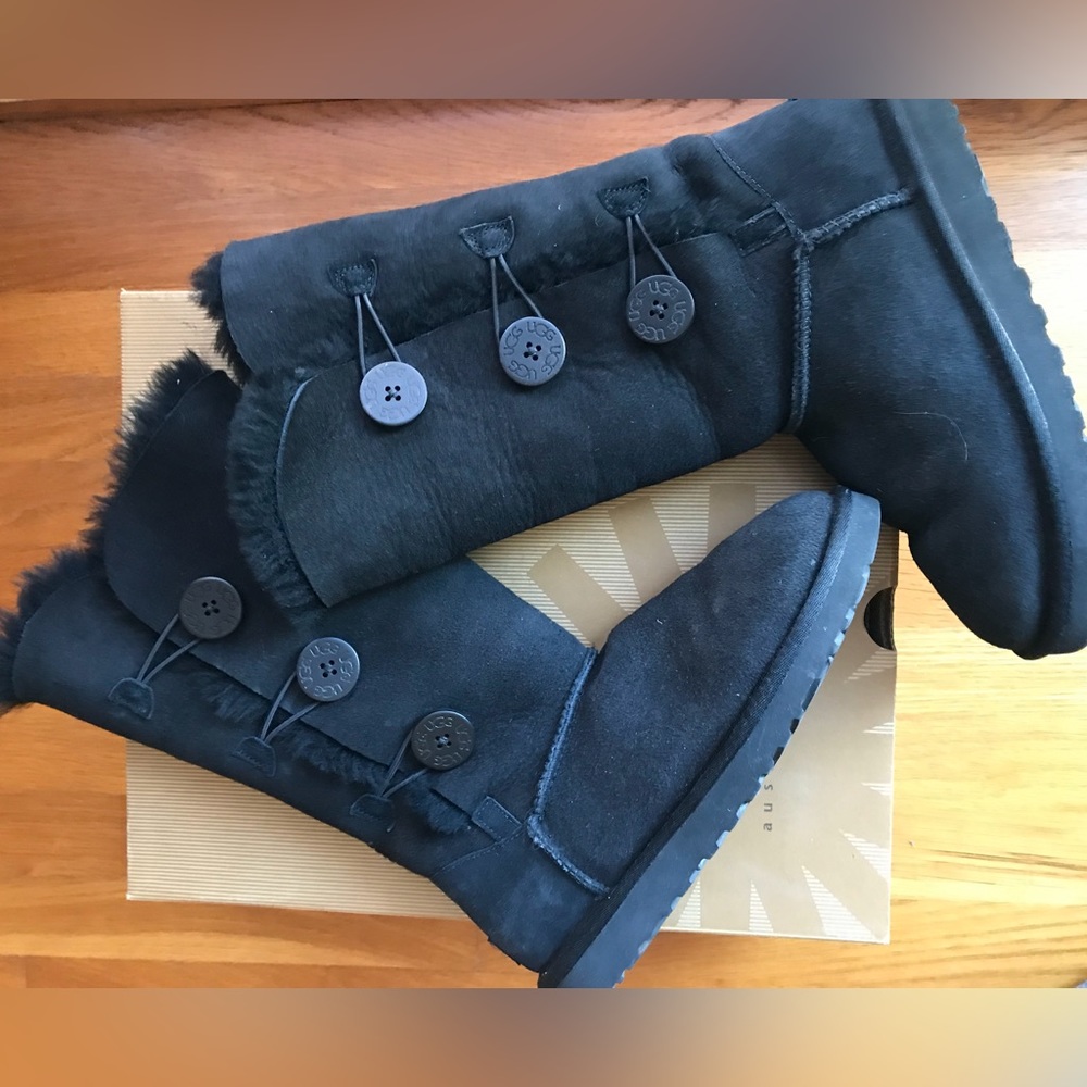 UGG BAILEY 3 Button sheepskin boot